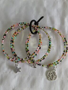 R - Handmade memory wire bracelets set with beads and pendants